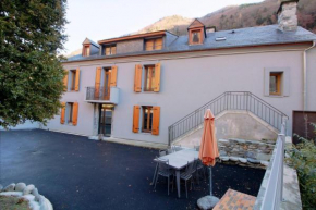 Maison familiale forestière à Cauterets avec vue montagne.